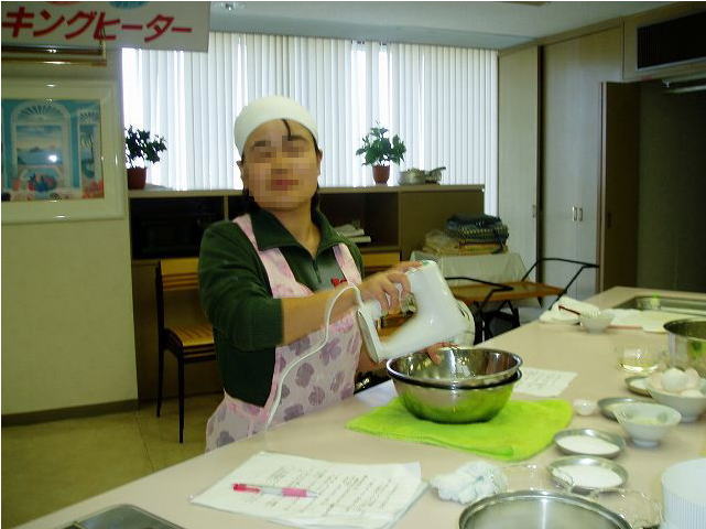 ケーキの材料を泡だて器で混ぜている写真
