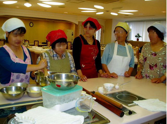 あきがボールの中の材料を混ぜている写真