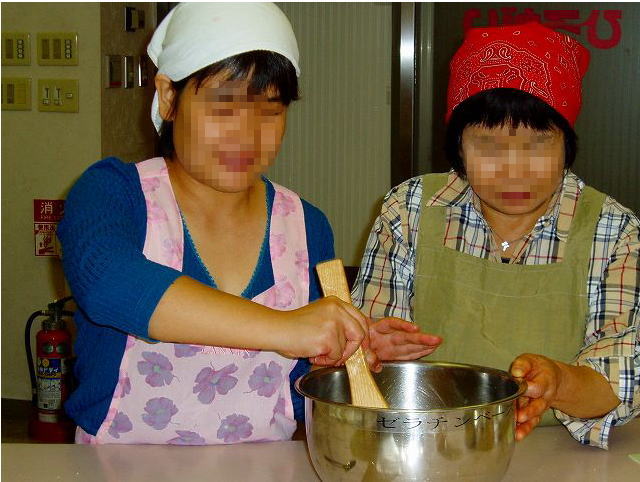 タルトのきじを混ぜている写真