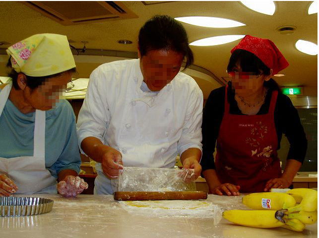 先生がきじを伸ばしている写真