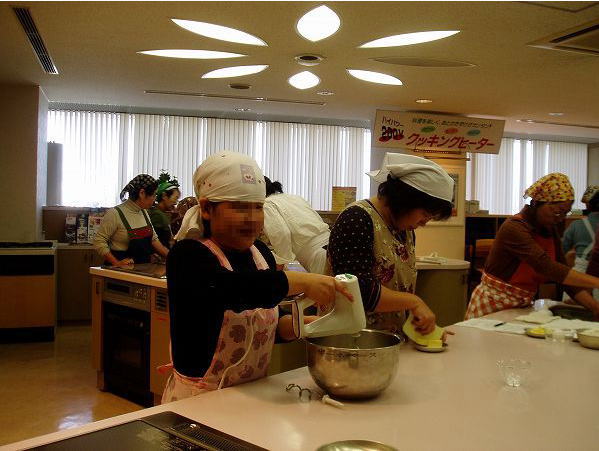 ハンドミキサー使用中のあきの写真