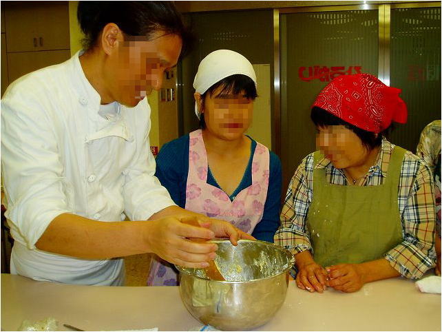ボールの中のきじを先生に見ていただいている写真