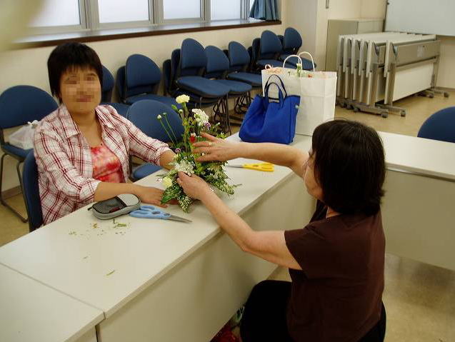 先生にお花を見ていただいている写真