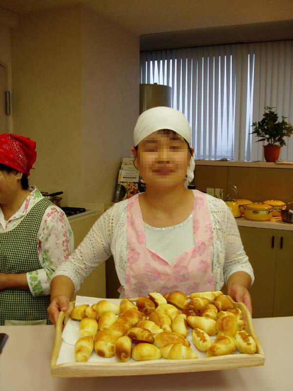 焼いたパンを持っている写真