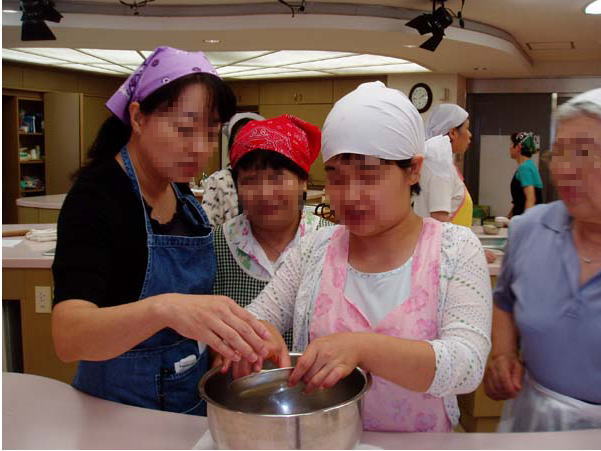 パンを作っている写真