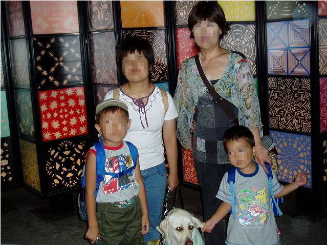 切り絵灯籠の前の家族の写真